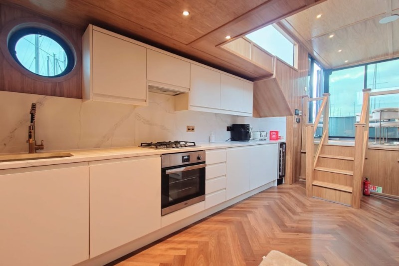 
								UK Aquarius GBP full									