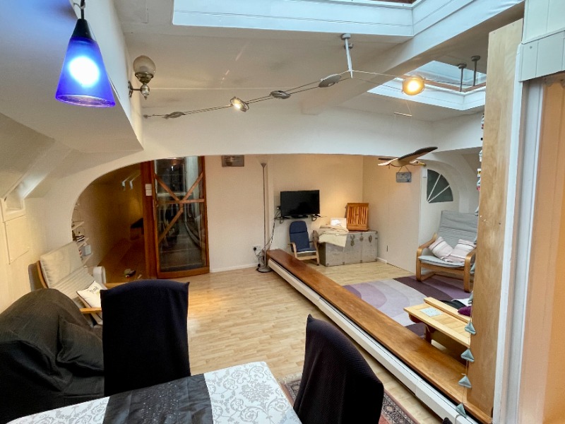 
								United Kingdom The London and Rochester Trading Barge Company Houseboat Conversion GBP full									